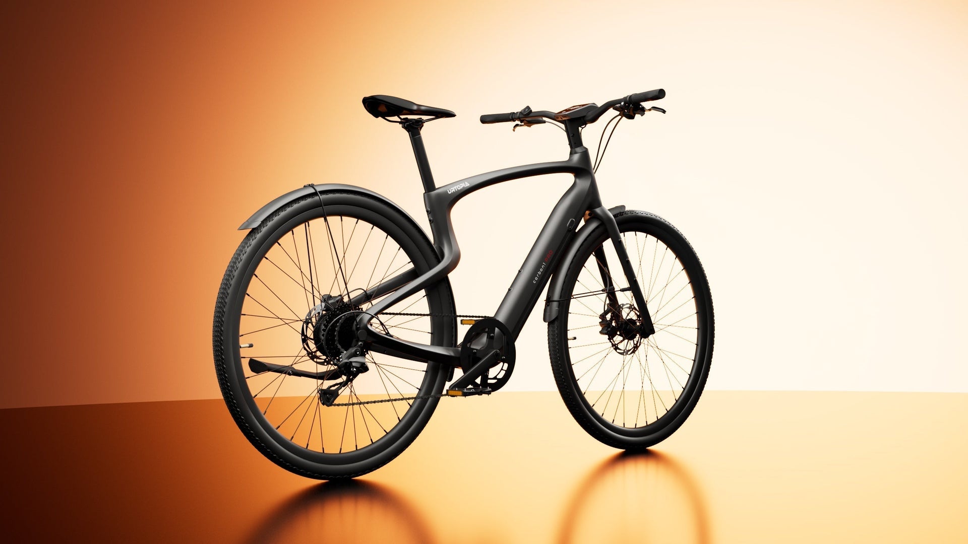 With the Traveler Tool Kit, he easily lifted the lightweight carbon fiber electric bike while reviewing the Urtopia Carbon 1 Pro e-bike.